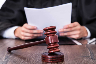 Arvadını öldürməkdə və qayınanasına xəsarət yetirməkdə təqsirləndirilən şəxsin məhkəməsi başlayır