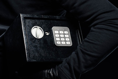 Sumqayıt sakini tanışı ilə ofisdən 46 min manatdan çox pul oğurlayıb