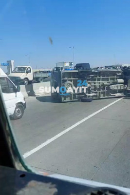 Sumqayıtda qəza: avtomobillərdən biri aşıb, digəri isə beton arakəsməyə çırpılıb