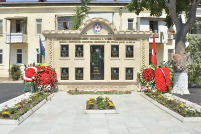 Şəhidlərin xatirəsinə barelyef tikilib