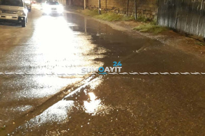 Sumqayıtda iki küçəni kanalizasiya suları basıb
