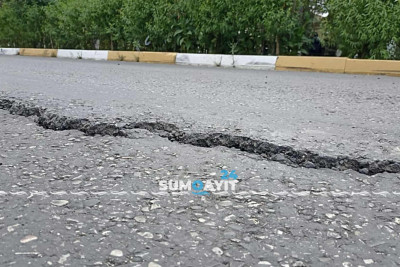 Bakı küçəsi: yolun bir hissəsində çöküntü əmələ gəlib