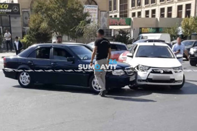 Dövlət qurumunun xidməti avtomobili qəzaya uğrayıb