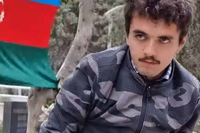 Sumqayıtlı gənc hər gün Şəhidlər xiyabanını təmizləyir