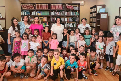 Bağçanın uşaq və müəllim kollektivi Kitabxana klubuna ekskursiyaya gediblər