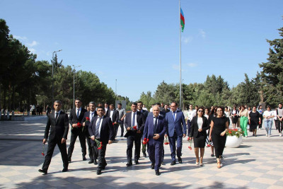 Məhkəmə kollektivi Şəhidlər xiyabanını ziyarət edib