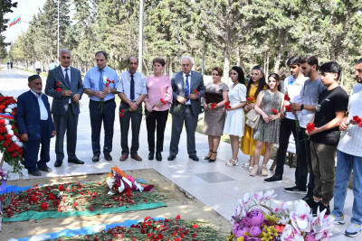 Müəllim və tələbələr şəhid Elnur Səmədovun məzarını ziyarət ediblər