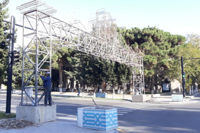Bəzək üçün qurulmuş konstruksiya təmir edilir
