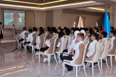 AYB-nin üzvü Eluca Atalı tələbələrlə görüşüb