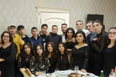 Bir sinfin bütün məzunları tələbə adını qazanıblar