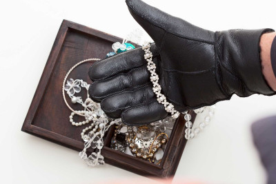 Mənzildən külli miqdarda oğurluq edilib