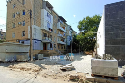 Piyada səkilərinin yenilənməsi davam edir