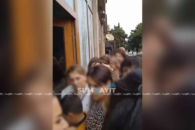 Məktəbli formasının olmaması satış nöqtəsinin qarşısında sıxlığa səbəb olub