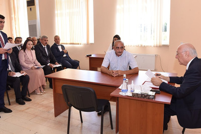 Zakir Fərəcov növbəti dəfə sakinlərin müraciətlərini dinləyib