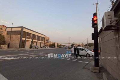 İki küçənin kəsişməsində yol nizamlayıcıları quraşdırılıb