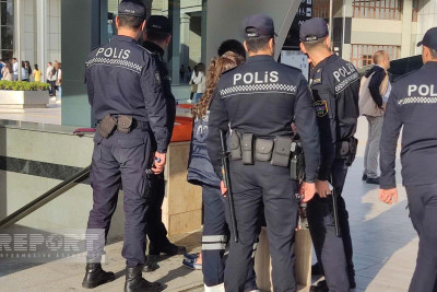 Sürət qatarındakı sıxlığa görə sərnişinin dili qatlanıb