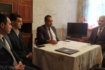 İcra nümayəndələri qazilərə baş çəkiblər