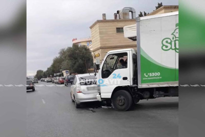 Səməd Vurğun küçəsində yük maşını ilə “Toyota” avtomobili toqquşub