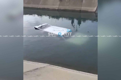 Sumqayıt: su kanalına avtomobil düşüb