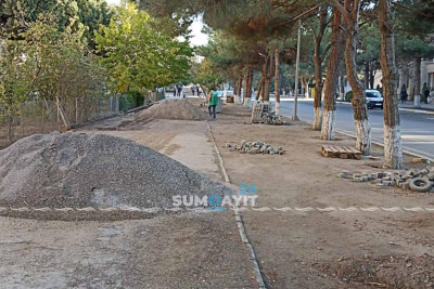 C.Cabbarlı küçəsində səkilərin örtüyü yenilənir