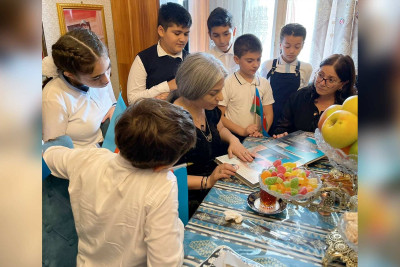 Kitabxana əməkdaşları və məktəblilər şəhid İzzət Həmidovun ailəsi ilə görüşüblər