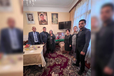 İncəsənət məktəbinin kollektivi şəhid Elçin Hüseynovun ailəsini ziyarət edib