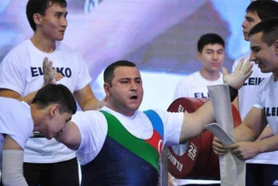 Sumqayıtlı dünya rekordçusuna milli komanda tapşırıldı