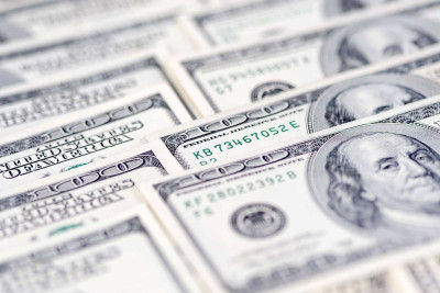 Şirkət rəhbəri 600 min dollarının mənimsənildiyini iddia edir