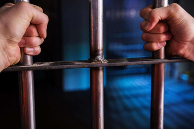 Tək yaşayan qadını öldürən ADY-nin əməkdaşına hökm oxunub