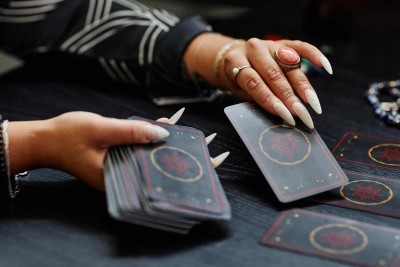 Falçıya müraciət edən gənc xanım sonda dələduzluğa məruz qalıb