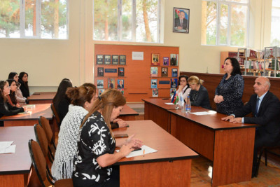 Professor-müəllim heyətinin metodiki dərs vəsaitləri sərgilənib