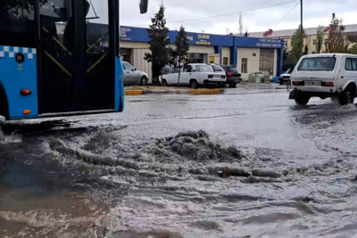 Küçəni su basıb: nəqliyyatın hərəkəti çətinləşib