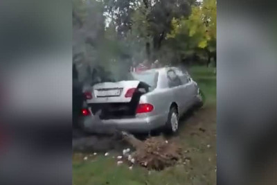 Avtomobil sürücüsü qarşısındakı digər maşınları vurub