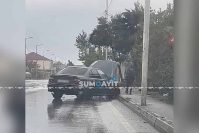 İdarəetməni itirən sürücü avtomobili bordürə çarpıb