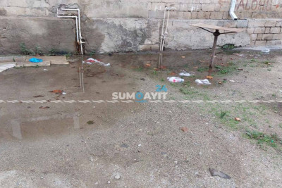Sumqayıtda istilik borusu sızdığına görə küçəyə su axır