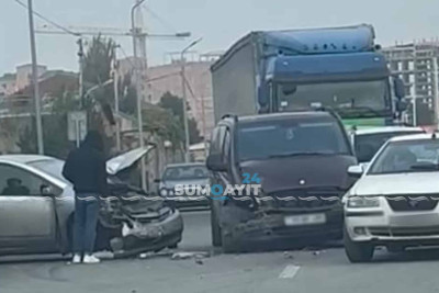 “Toyota” markalı avtomobil minivenə çarpılıb