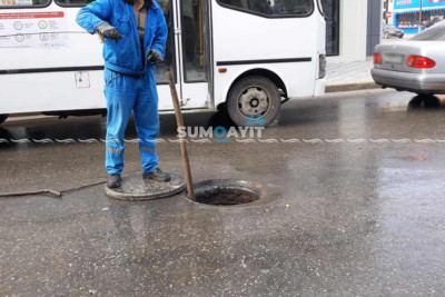 Sumqayıt: mərkəzi küçələrin birində kanalizasiya suları axır