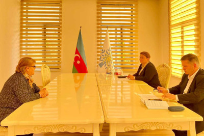 Deputat Hicran Hüseynova vətəndaşların müraciətlərini dinləyib