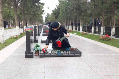 Yüzlərlə sumqayıtlı Şəhidlər xiyabanına axışıb
