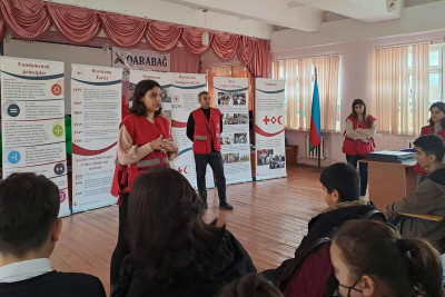 Şəhər məktəbində “Beynəlxalq Qızıl Xaç və Qızıl Aypara Hərəkatı” mövzusunda seminar keçirilib