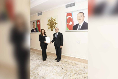 YAP-ın yubileyi münasibətilə 11 nömrəli məktəbin əməkdaşı mükafatlandırılıb