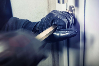 Binanın zirzəmisindən məhsullar və yas üçün nəzərdə tutulmuş qazan oğurlanıb