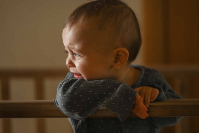 Azyaşlı mənzildə köməksiz qalıb