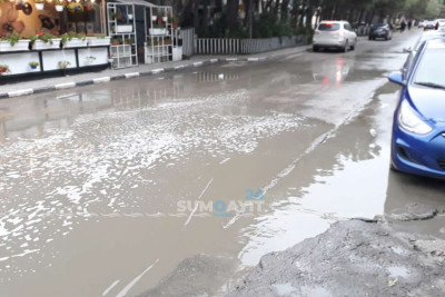 15 nömrəli məktəbin yolu keçilməz haldadır