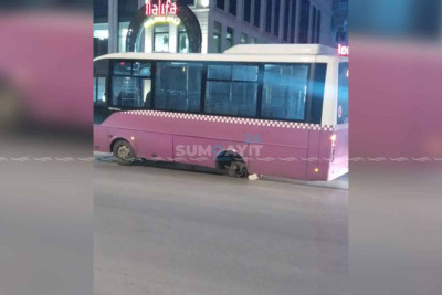 İçi dolu sərnişin avtobusunun təkəri çıxıb