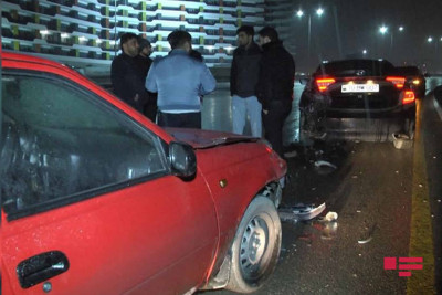 Bakı-Sumqayıt yolunda qəza: iki avtomobil toqquşub