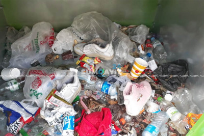 Paltar üçün nəzərdə tutulan qutular zibillə doludur