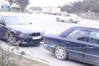 Sülh küçəsində iki avtomobil toqquşub