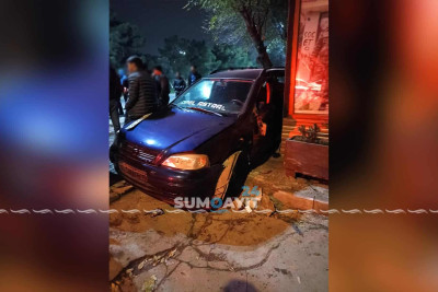 Sumqayıtda qəza: “Opel” yük maşınına, sonra isə obyektə çarpılıb