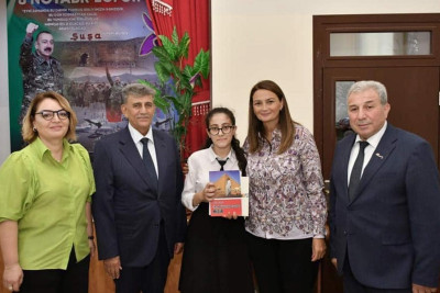 Qənirə Paşayeva “Kitab Günü”ndə iştirak edib
